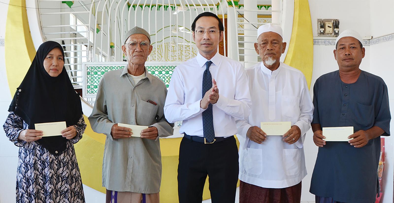Phó Bí thư Thường trực Tỉnh ủy, Chủ tịch HĐND tỉnh An Giang Nguyễn Thanh Nhàn chúc Tết Roya Haji tại xã Vĩnh Hậu