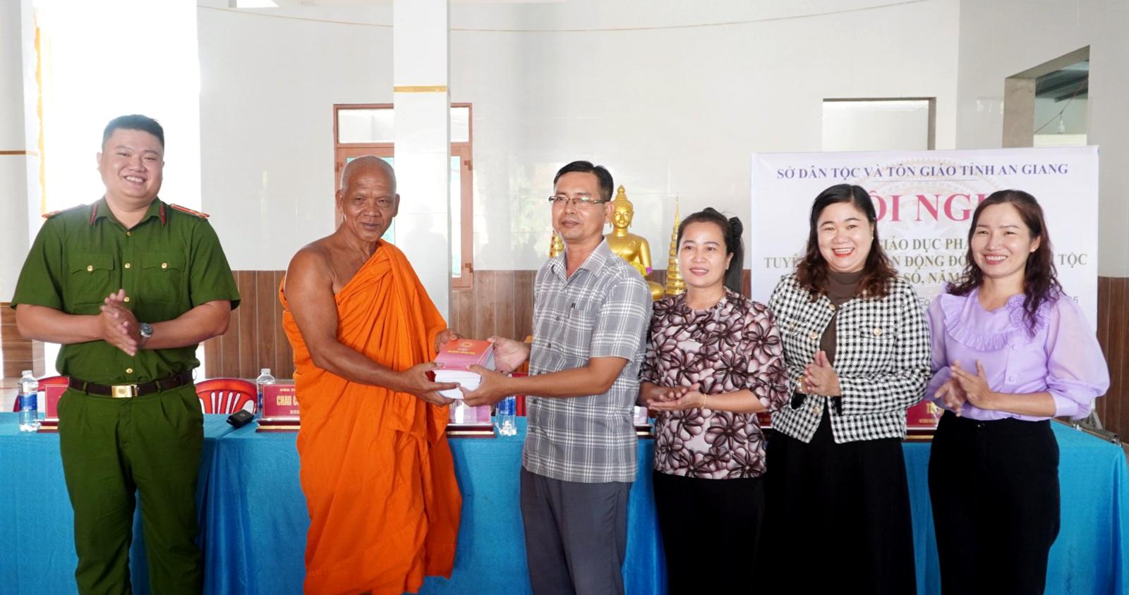 Tặng hơn 1.600 quyển sách pháp luật cho các chùa Phật giáo Nam tông Khmer và người có uy tín