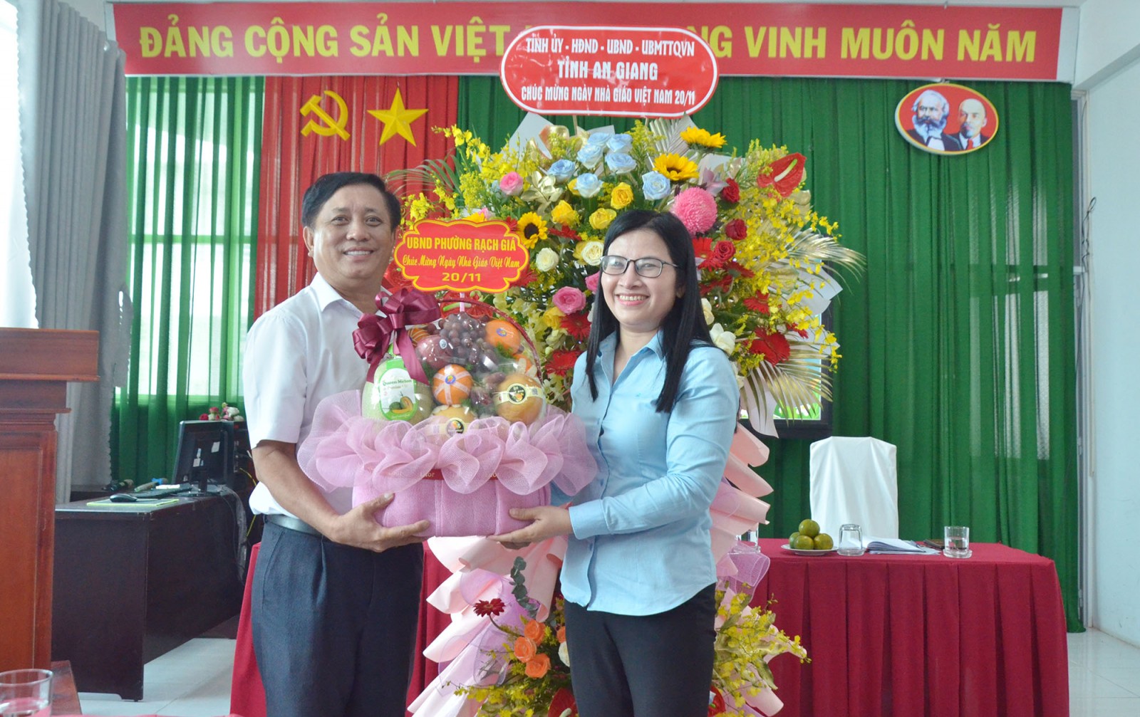 Phó Chủ tịch UBND tỉnh An Giang chúc mừng Ngày Nhà giáo Việt Nam