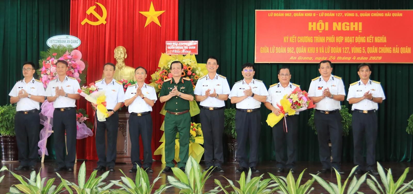 Lữ đoàn 962 và Lữ đoàn 127 ký kết hoạt động kết nghĩa Chính ủy Quân chủng Hải quân và Quân khu 9 tặng hoa chúc mừng.
