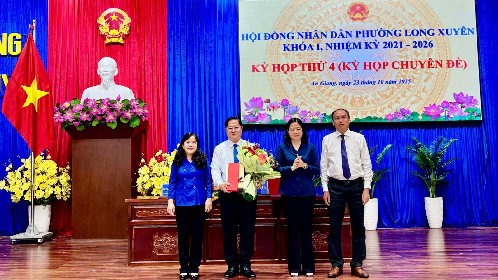 Thường trực Đảng ủy phường Long Xuyên tặng hoa chúc mừng đồng chí Huỳnh Quốc Thái