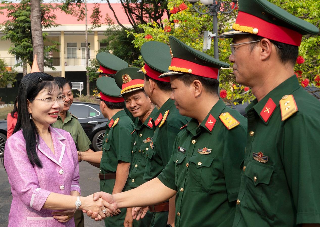 Phó Bí thư Tỉnh ủy An Giang Trần Thị Thanh Hương thăm, động viên cán bộ, chiến sĩ Ban Chỉ huy phòng thủ Khu vực 2 - Long Xuyên