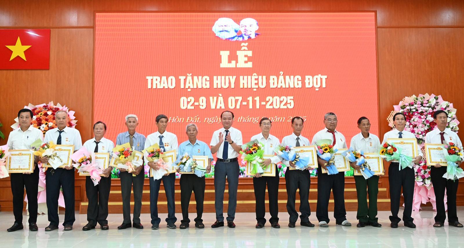 Xã Hòn Đất trao Huy hiệu Đảng cho 21 đảng viên