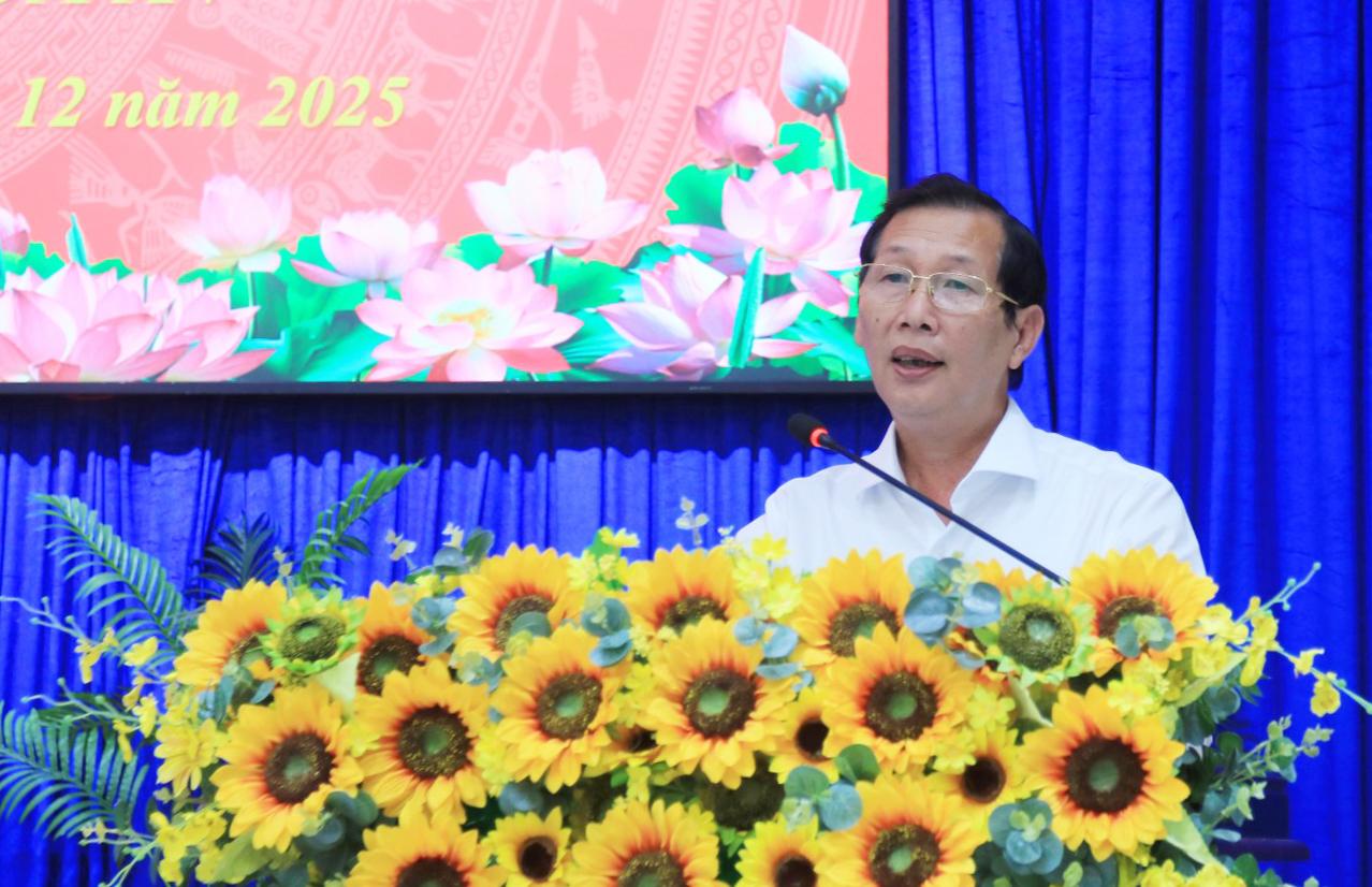 Phó Chủ tịch UBND tỉnh An Giang Lê Văn Phước phát biểu giải trình ý kiến cử tri