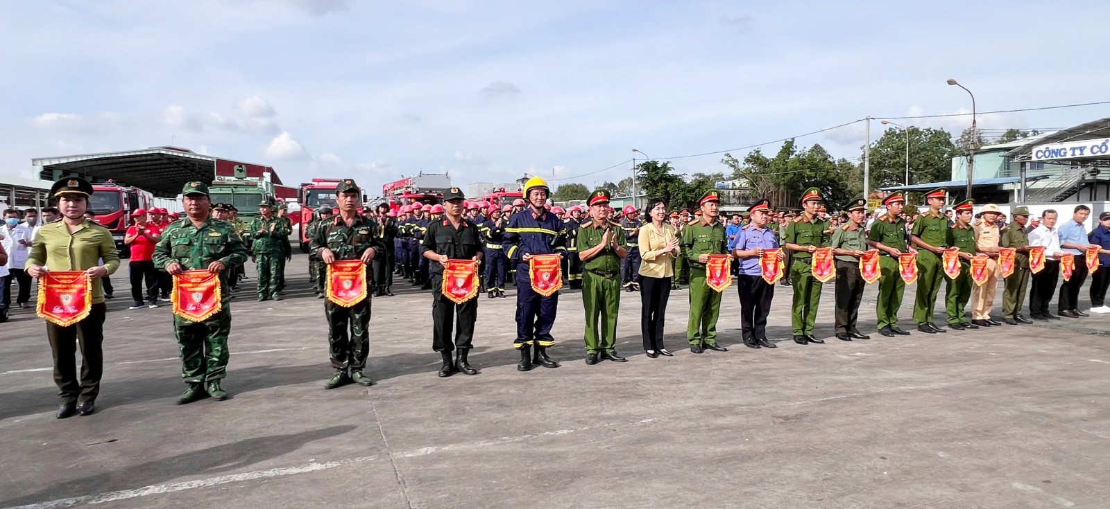 Phó Chủ tịch UBND tỉnh Nguyễn Thị Minh Thúy và Đại tá Diệp Văn Thế, Phó Giám đốc Công an tỉnh Diệp tặng cờ lưu niệm cho các đơn vị tham gia diễn tập