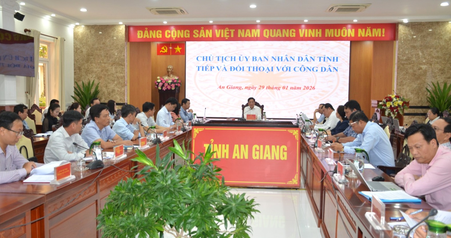 Chủ tịch UBND tỉnh An Giang Hồ Văn Mừng tiếp và đối thoại với công dân