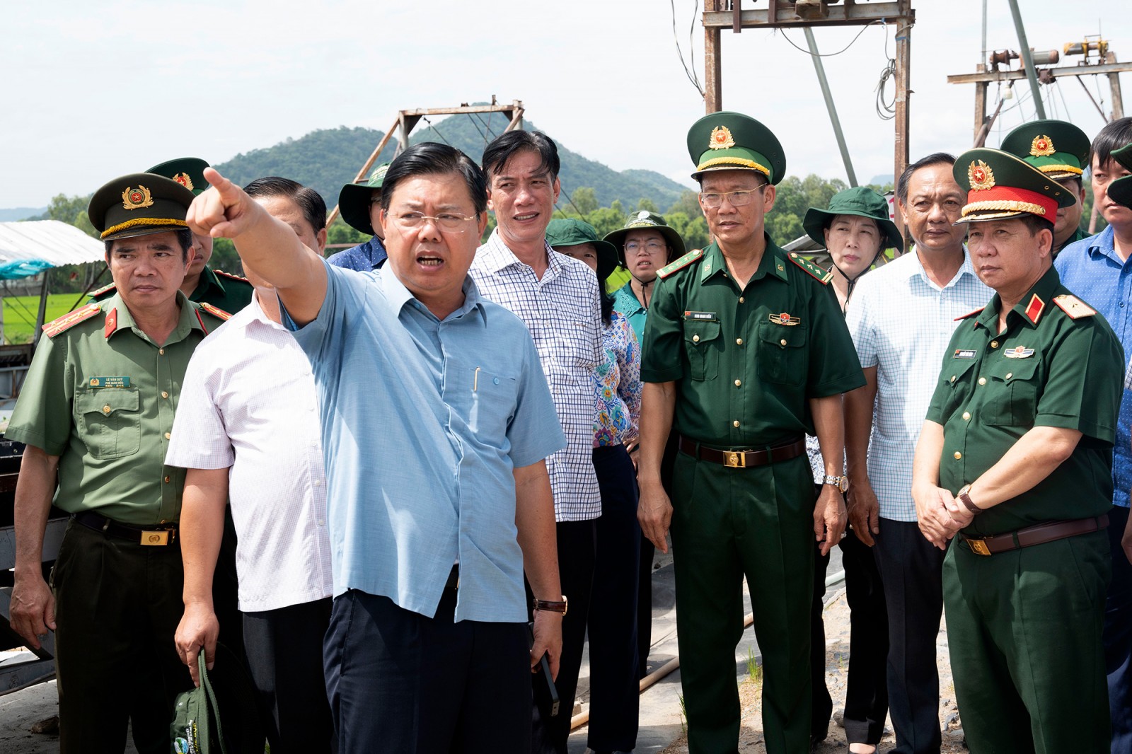 Bí thư Tỉnh ủy An Giang Nguyễn Tiến Hải khảo sát tuyến biên giới hai xã Vĩnh Gia, Ba Chúc và phường Tịnh Biên