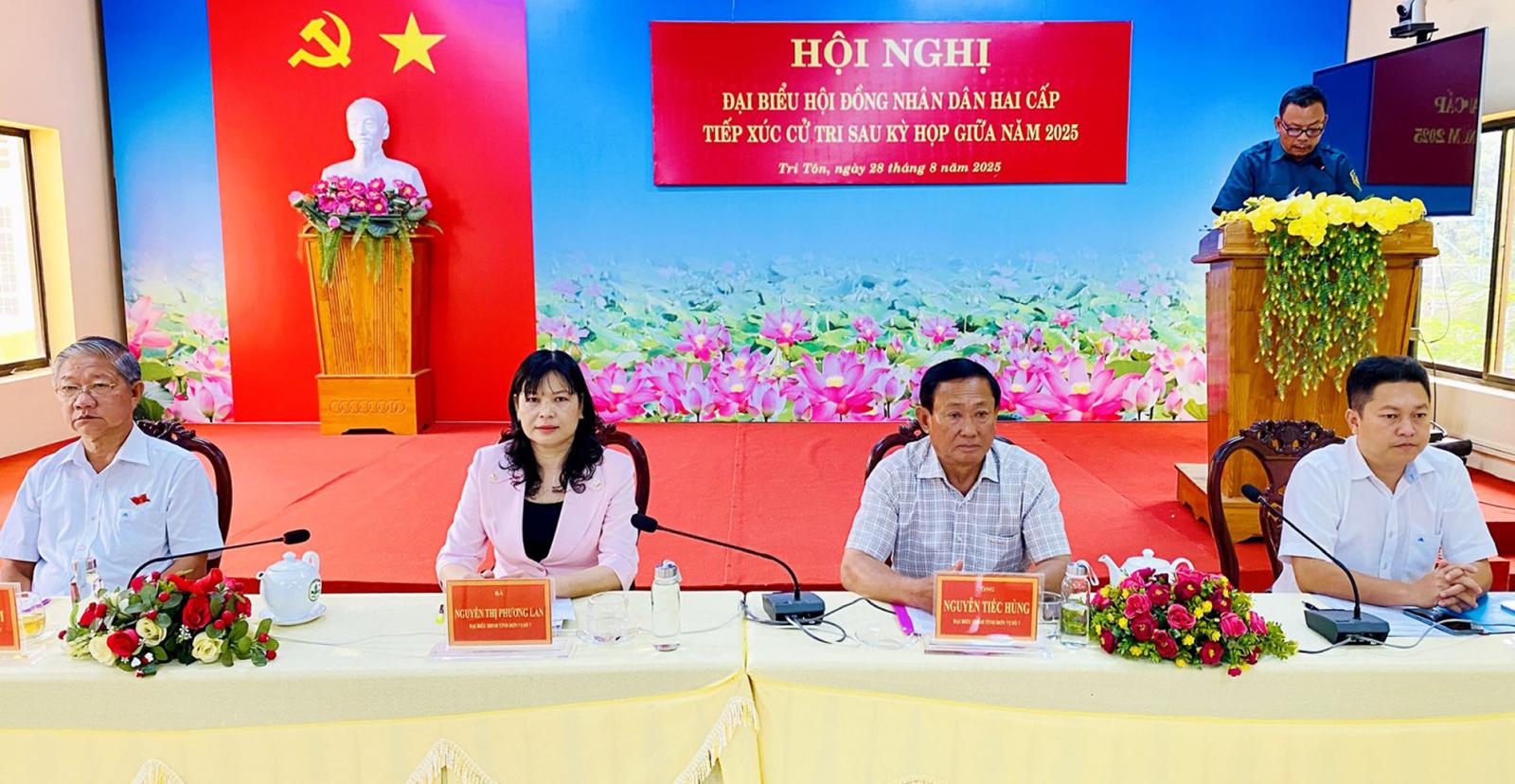 Đại biểu HĐND hai cấp tiếp xúc cử tri xã Tri Tôn