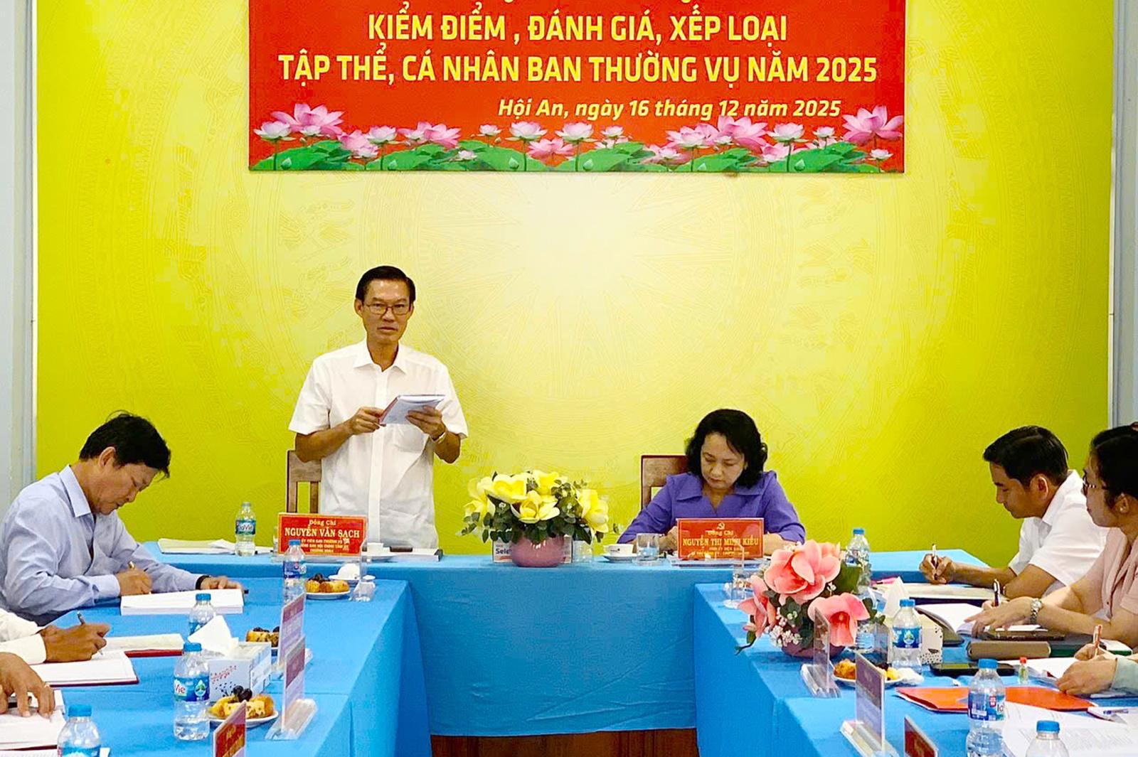 Trưởng ban Nội chính Tỉnh ủy An Giang Nguyễn Văn Sạch dự hội nghị kiểm điểm của Ban Thường vụ Đảng ủy xã Hội An