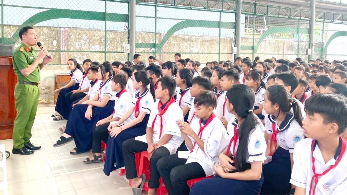 Tuyên truyền pháp luật đến học sinh Trường Phổ thông Dân tộc nội trú Trung học cơ sở Giồng Riềng