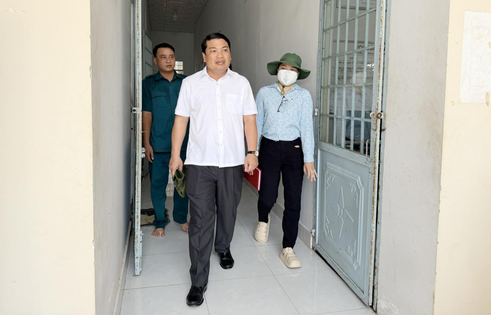 Phó Chủ tịch UBND tỉnh An Giang Lê Trung Hồ làm việc với UBND xã Sơn Hải