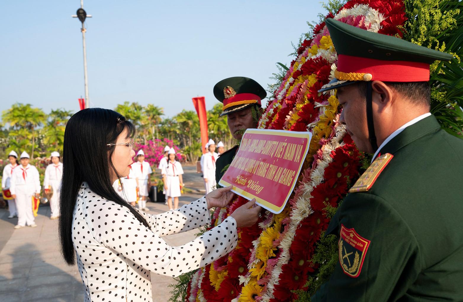 Lãnh đạo tỉnh An Giang viếng Nghĩa trang liệt sĩ tỉnh