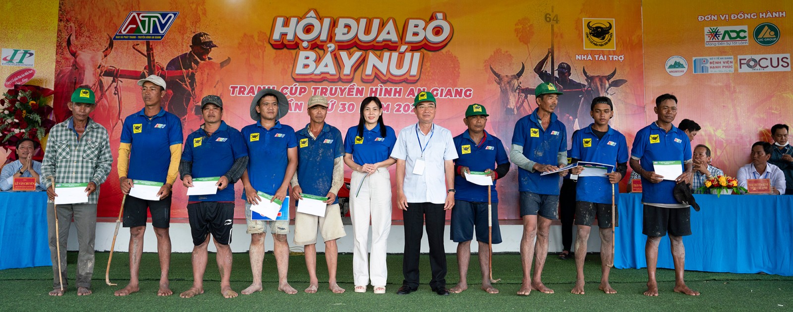 Đôi bò của ông Chau Khon đoạt giải nhất Hội Đua bò Bảy Núi tranh cúp truyền hình An Giang lần thứ 30 năm 2025