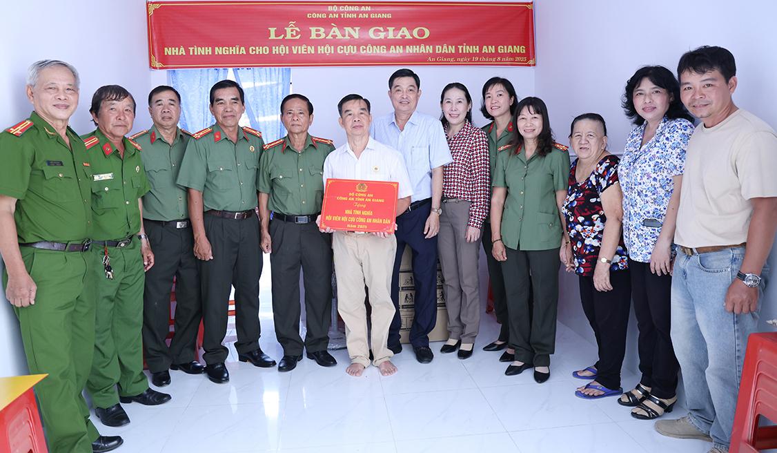 Công an tỉnh An Giang bàn giao 2 căn nhà Tình nghĩa