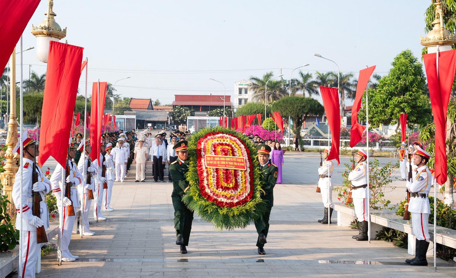 Lãnh đạo tỉnh An Giang viếng Nghĩa trang liệt sĩ tỉnh
