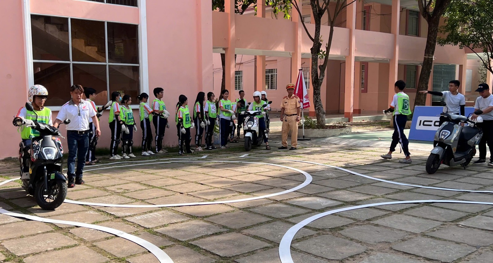 Học sinh được đ&agrave;o tạo hường dẩn l&yacute; thuyết v&agrave; thực h&agrave;nh