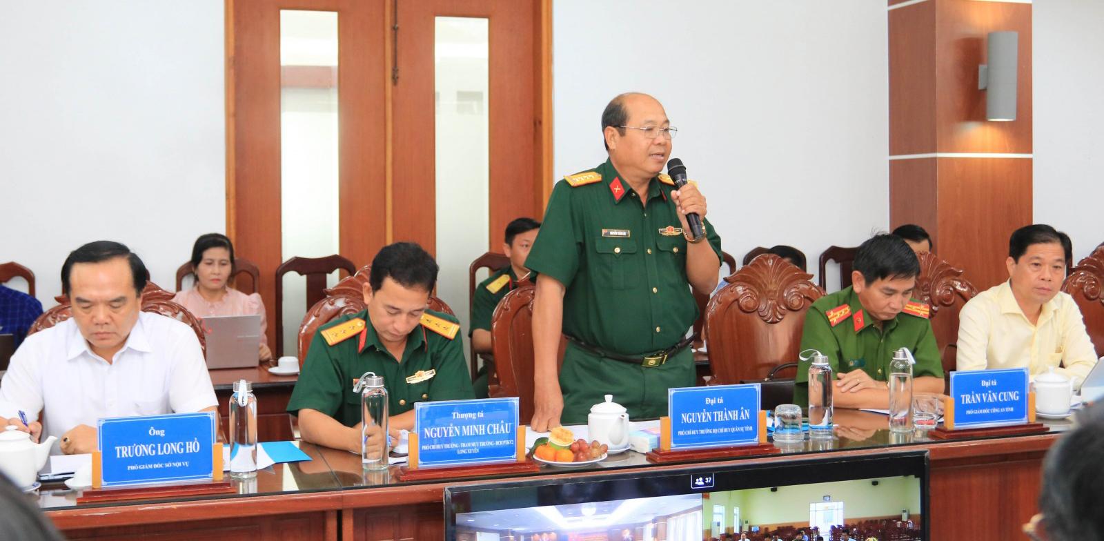 Đại diện Bộ Chỉ huy Quân sự tỉnh báo cáo công tác tuyền quân