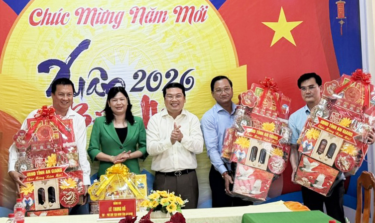 Phó Chủ tịch UBND tỉnh An Giang Lê Trung Hồ thăm, chúc tết các xã