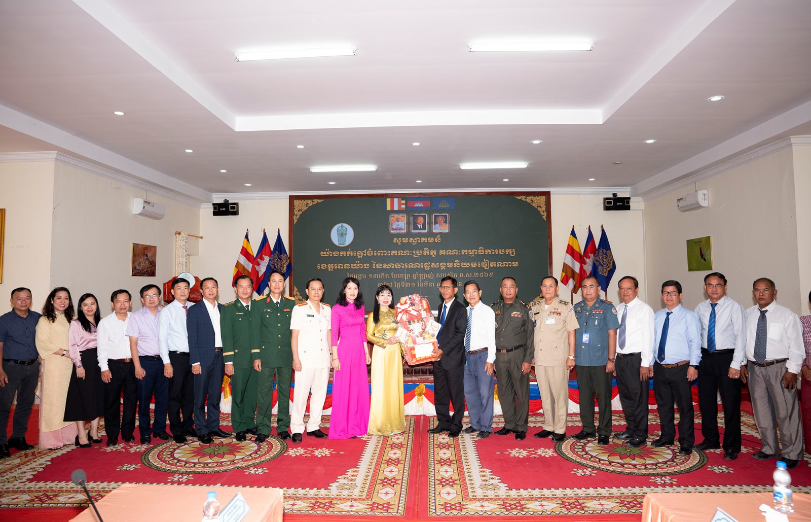 Phó Bí thư Tỉnh ủy, Chủ tịch Ủy ban MTTQ Việt Nam tỉnh An Giang Trần Thị Thanh Hương chúc Tết Chôl Chnăm Thmây tại tỉnh TaKeo