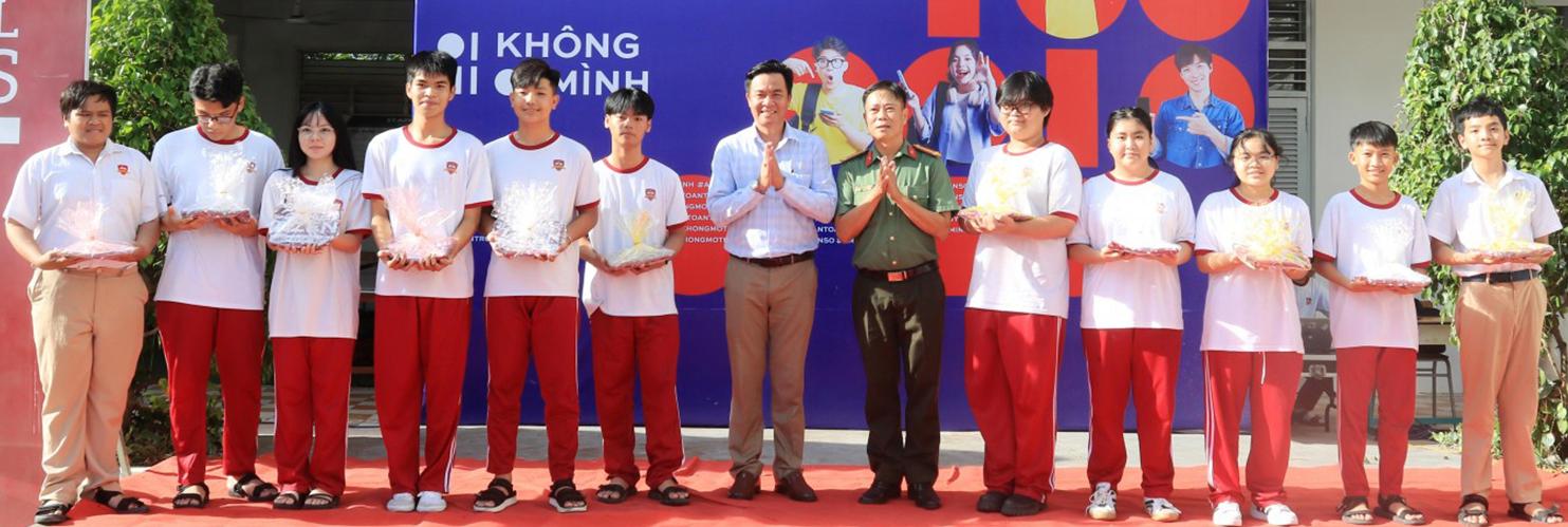 Phát thưởng cho các học sinh đoạt giải cuộc thi online