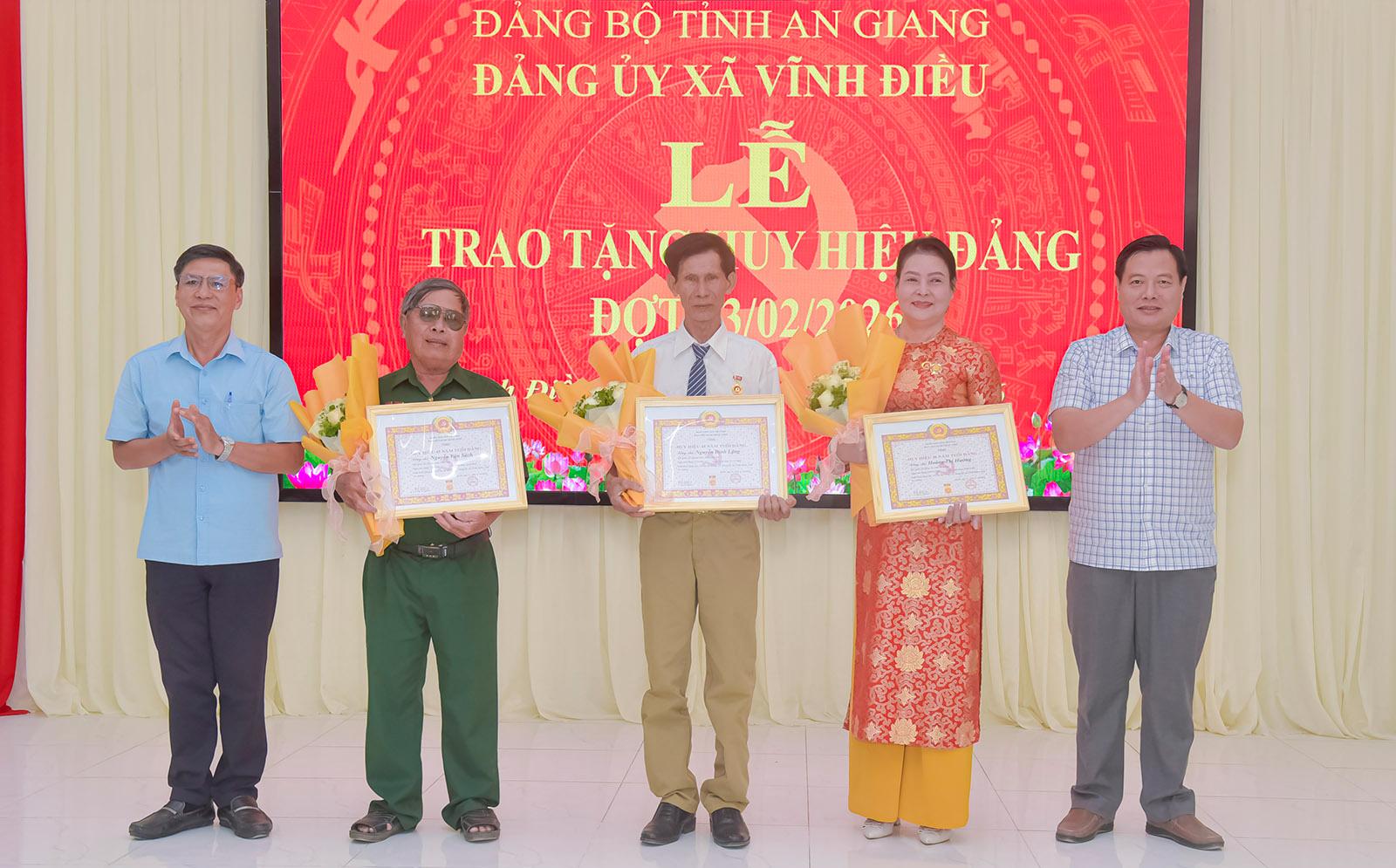 An Giang: Nhiều địa phương, đơn vị tổ chức lễ trao tặng Huy hiệu Đảng đợt 3/2