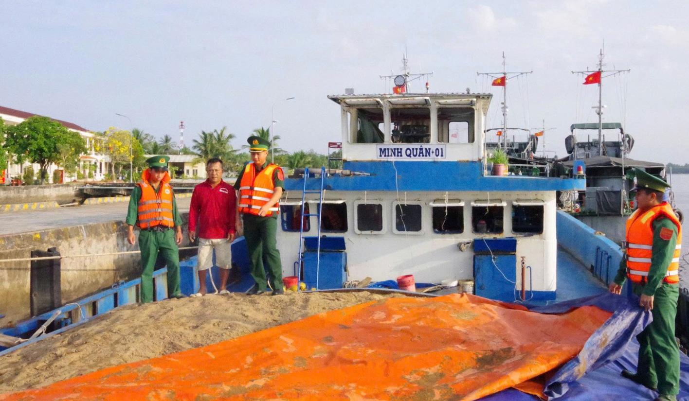 Hải đoàn Biên phòng 28 bắt giữ phương tiện vận chuyển cát trái quy định