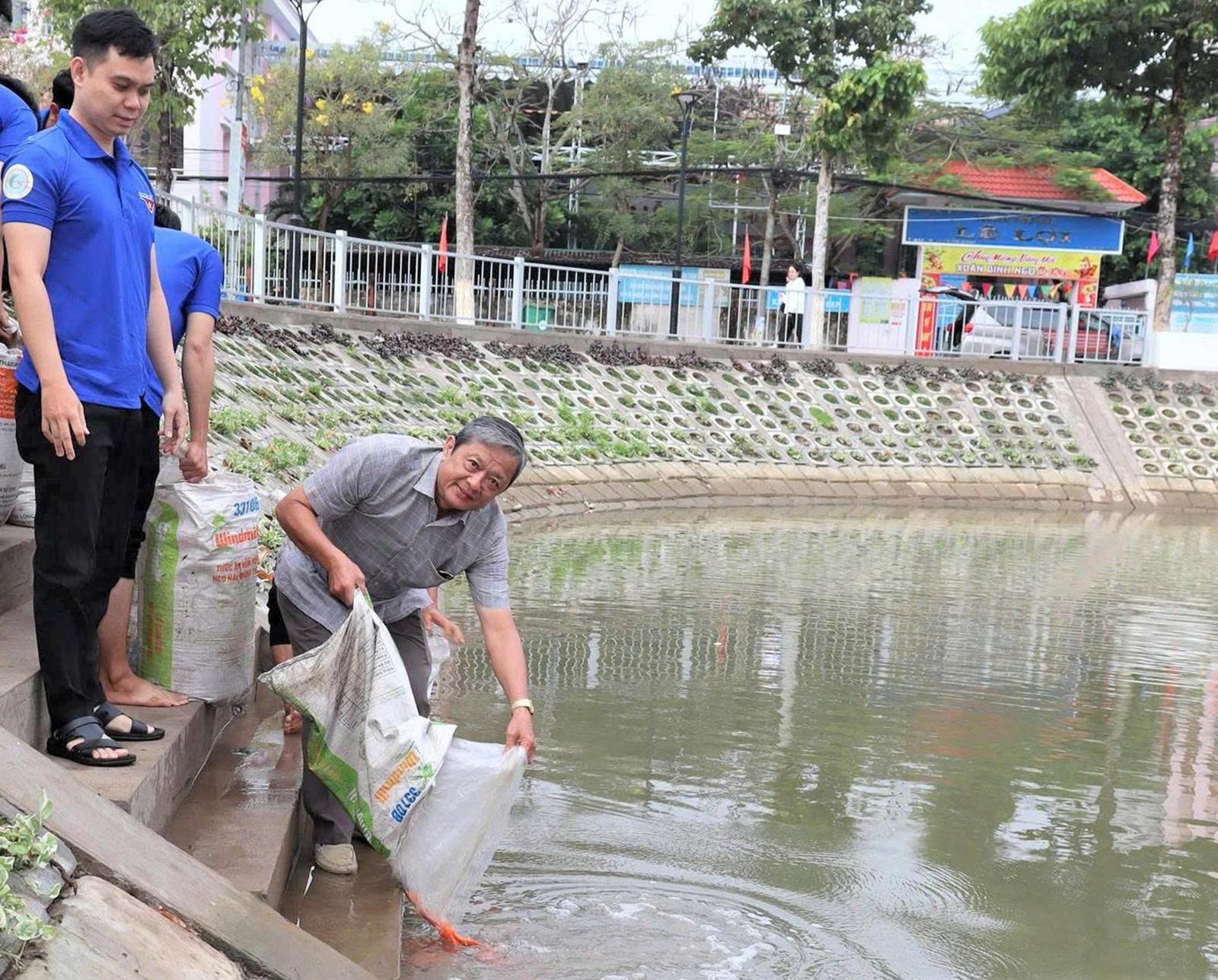Tuổi trẻ Công ty Cổ phần Môi trường đô thị An Giang chung tay tạo cảnh quan hồ Nguyễn Du