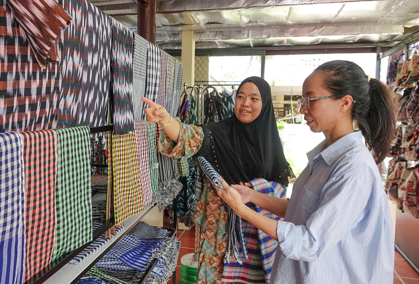 Thổ cẩm Chăm, từ khung dệt đến sản phẩm du lịch