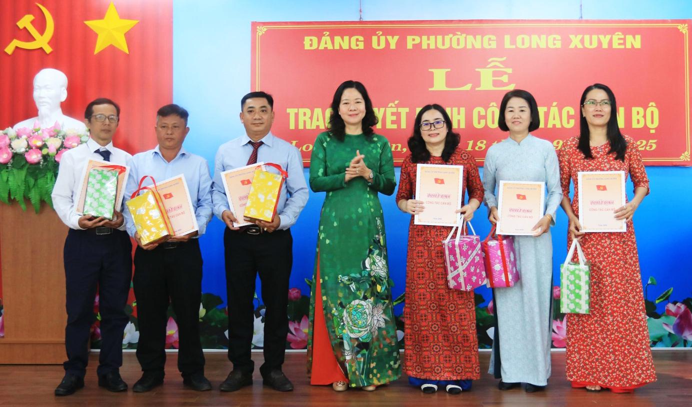 Phường Long Xuyên trao quyết định công tác cán bộ