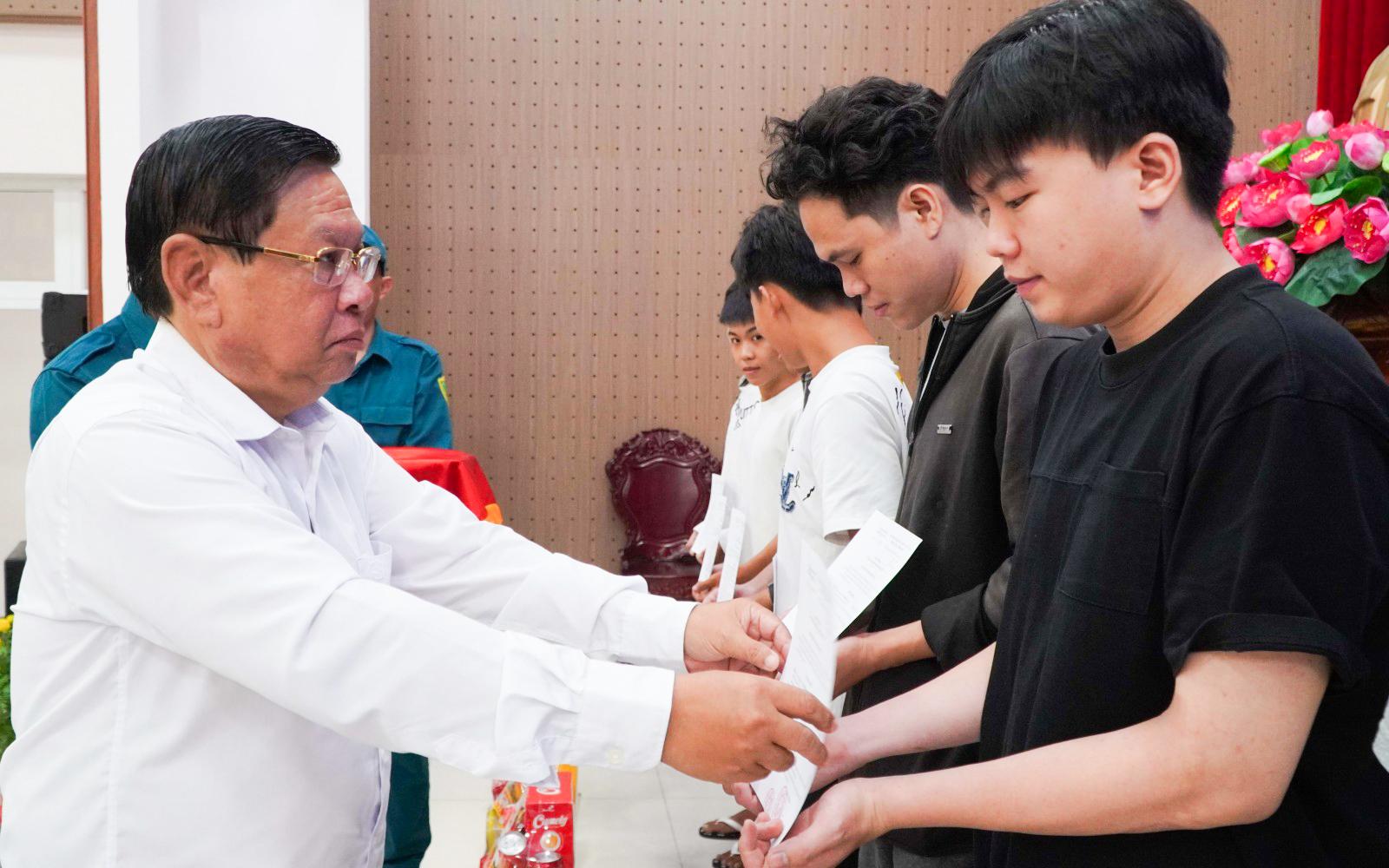 An Giang trao quyết định gọi công dân nhập ngũ năm 2026