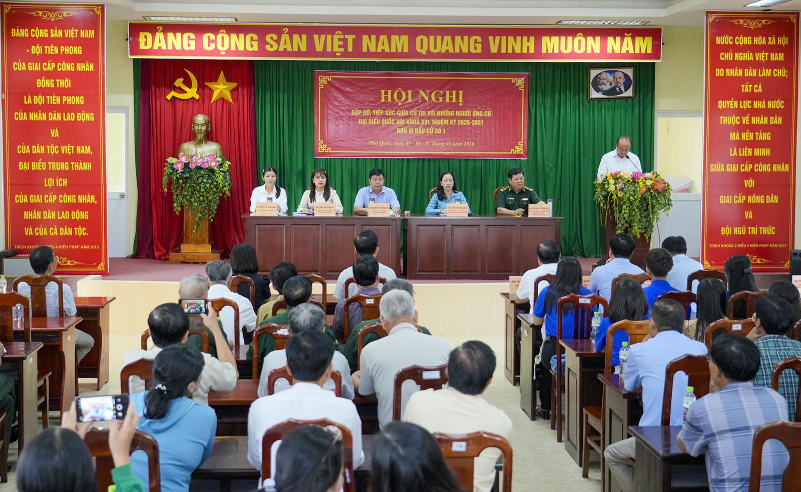 Ứng cử viên đại biểu Quốc hội tiếp xúc cử tri đặc khu Phú Quốc