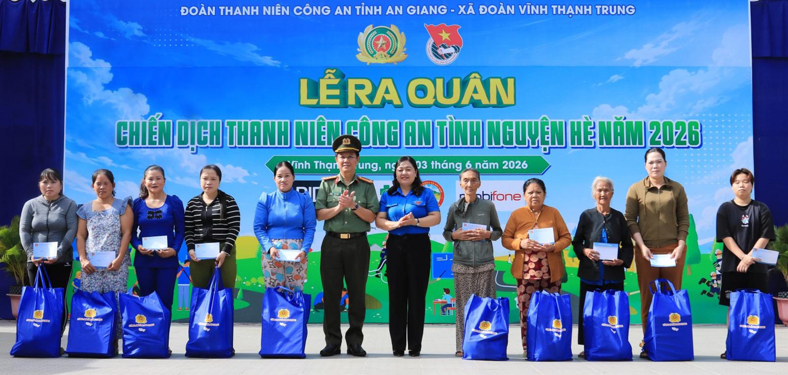 Ra quân Chiến dịch Đại tá Lê Phú Thạnh Phó Giám đốc Công an tỉnh và Thị Phương Hồng Phó Bí thư Thường trực Tỉnh đoàn tặng quà cho hộ khó khăn xã Vĩnh Thạnh Trung