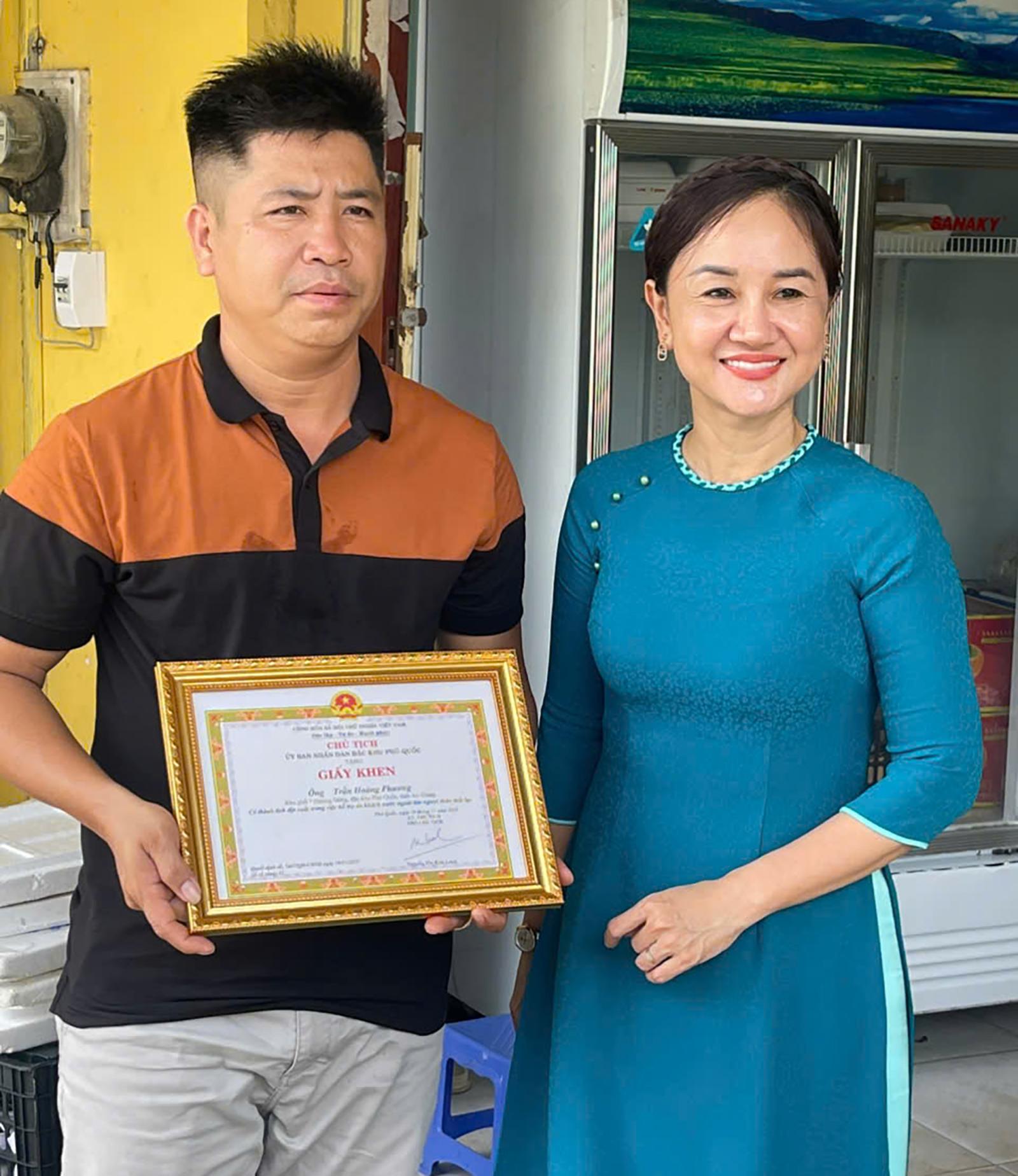 UBND đặc khu Phú Quốc khen thưởng người bán trái cây giúp du khách Hàn Quốc tìm mẹ