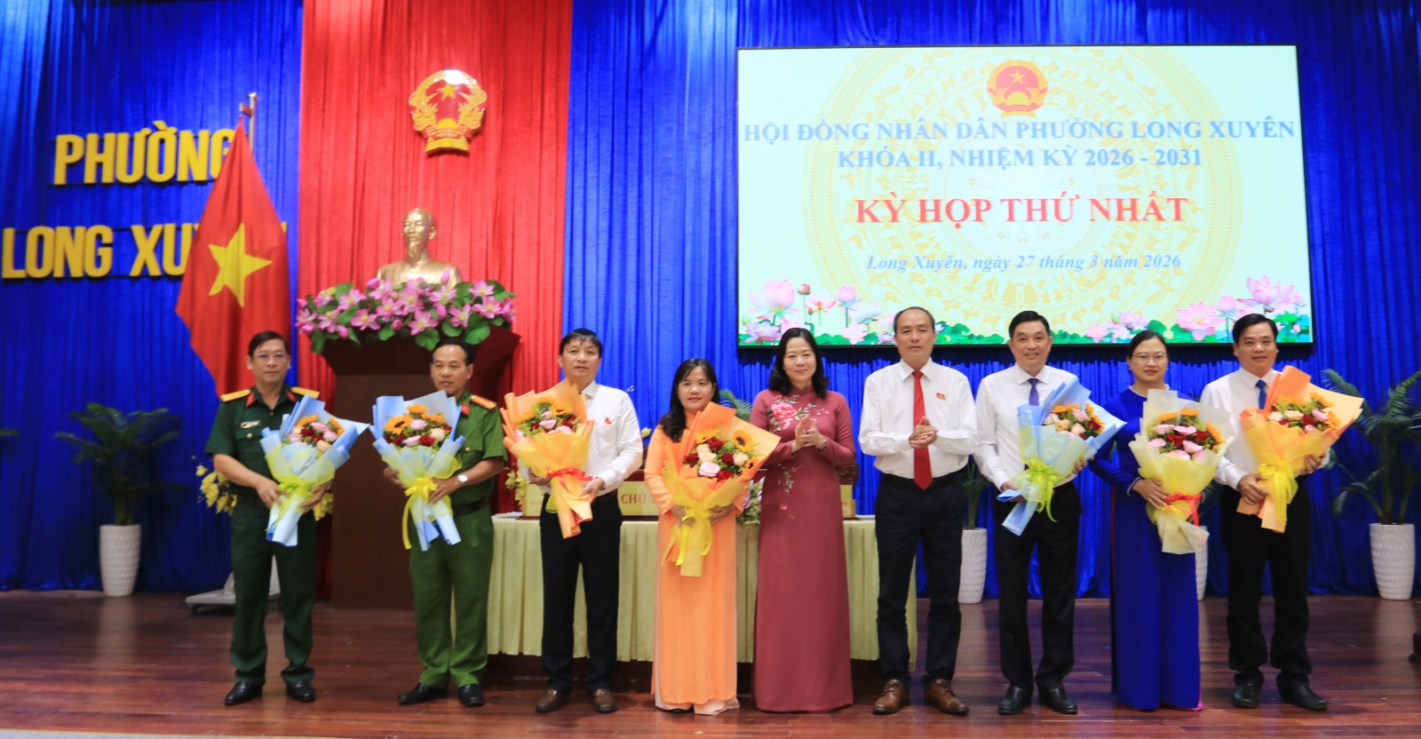 Bí thư Đảng ủy, Chủ tịch HĐND phường Long Xuyên Lâm Quang Thi và Phó Bí thư Thường trực Đảng ủy Võ Thị Xuân Kiều tặng hoa chúc mừng các cán bộ chủ chốt UBND