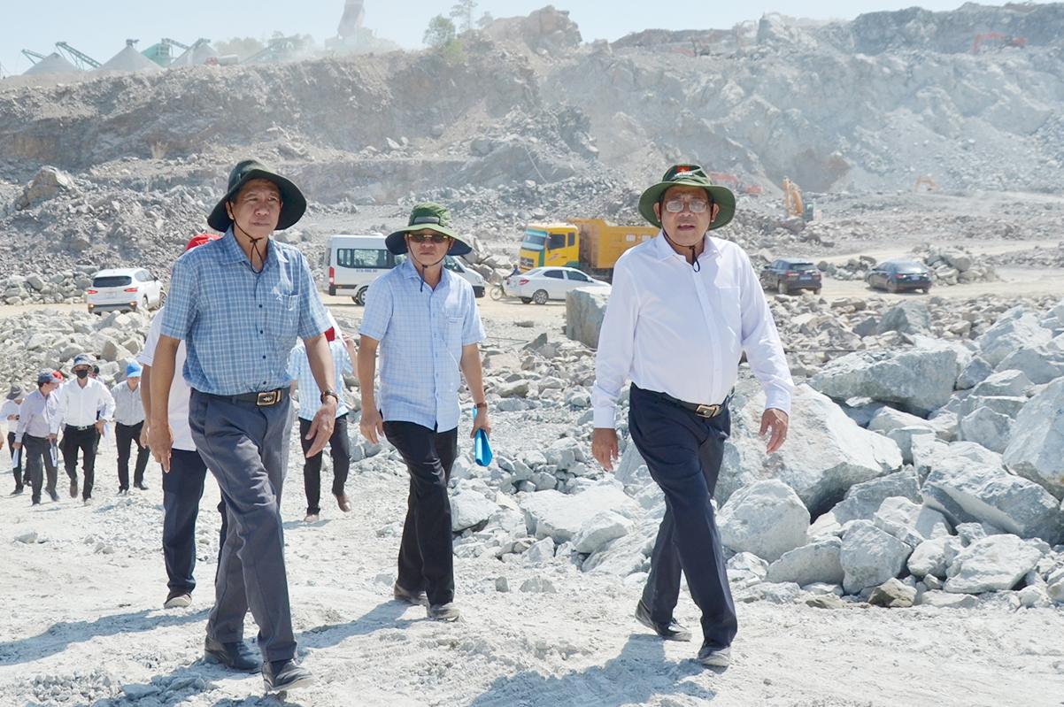 Phó Chủ tịch UBND tỉnh An Giang Ngô Công Thức khảo sát các khu mỏ khoáng sản phục vụ công trình APEC