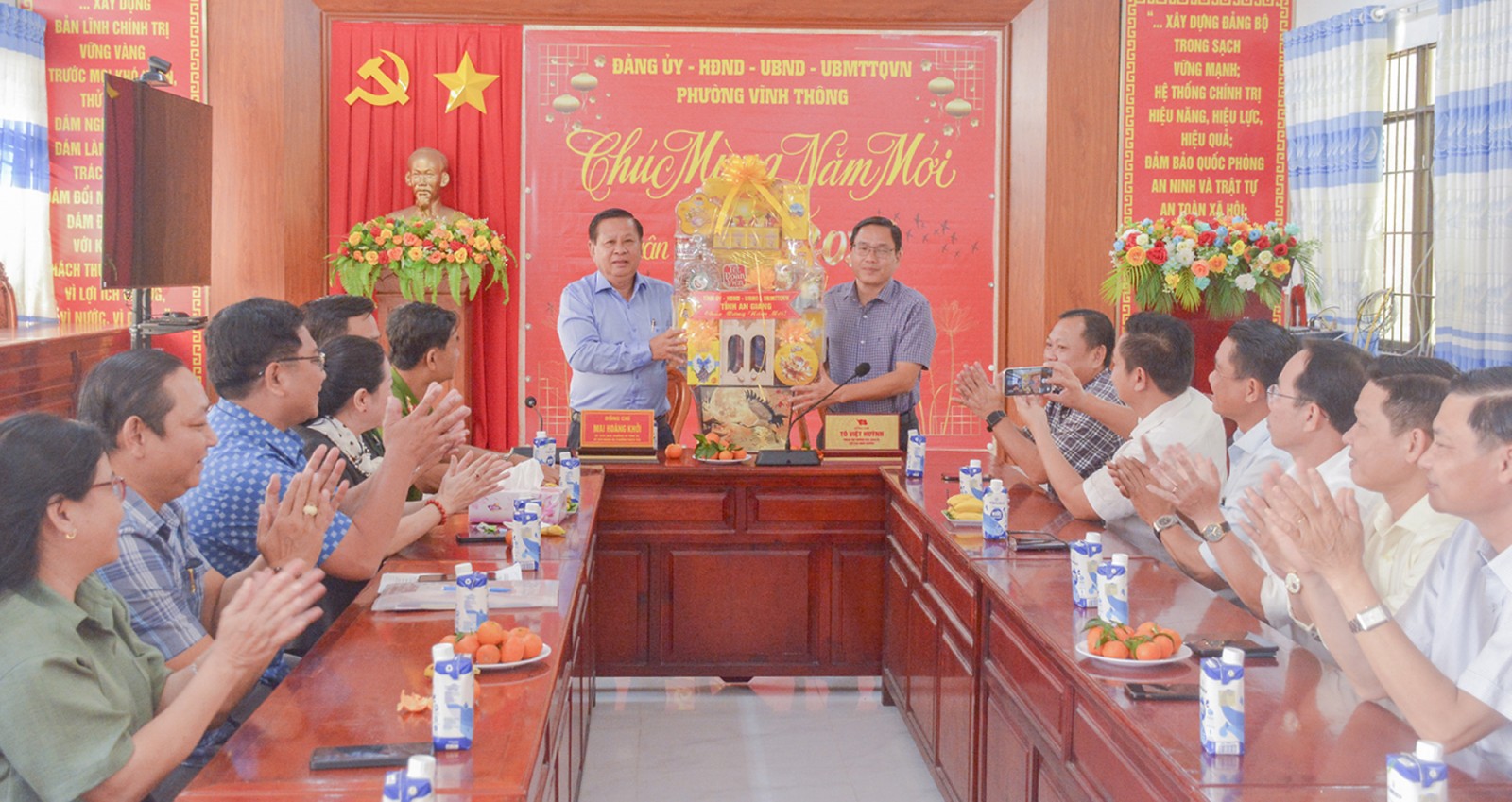 Bí thư Đảng ủy phường Rạch Giá Mai Hoàng Khởi chúc tết phường Vĩnh Thông, xã Tân Hội