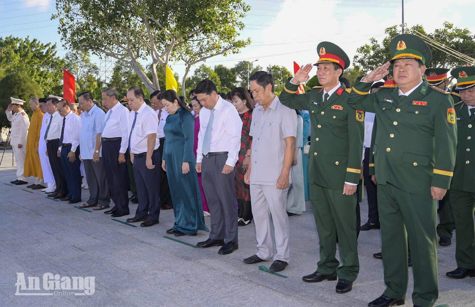 Đoàn cán bộ tỉnh An Giang dâng hương tưởng niệm các Anh hùng liệt sĩ