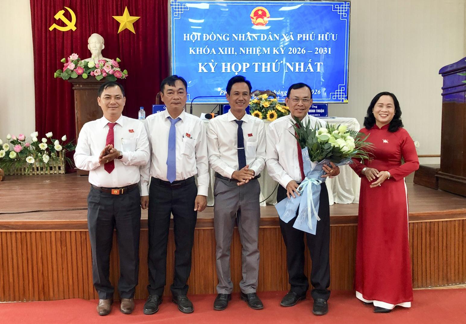 HĐND xã Phú Hữu kiện toàn tổ chức bộ máy chính quyền địa phương