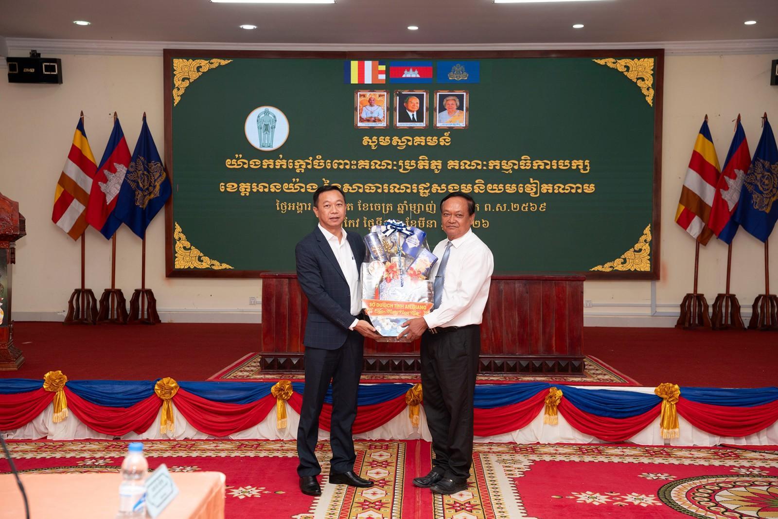 Phó Bí thư Tỉnh ủy, Chủ tịch Ủy ban MTTQ Việt Nam tỉnh An Giang Trần Thị Thanh Hương chúc Tết Chôl Chnăm Thmây tại tỉnh TaKeo