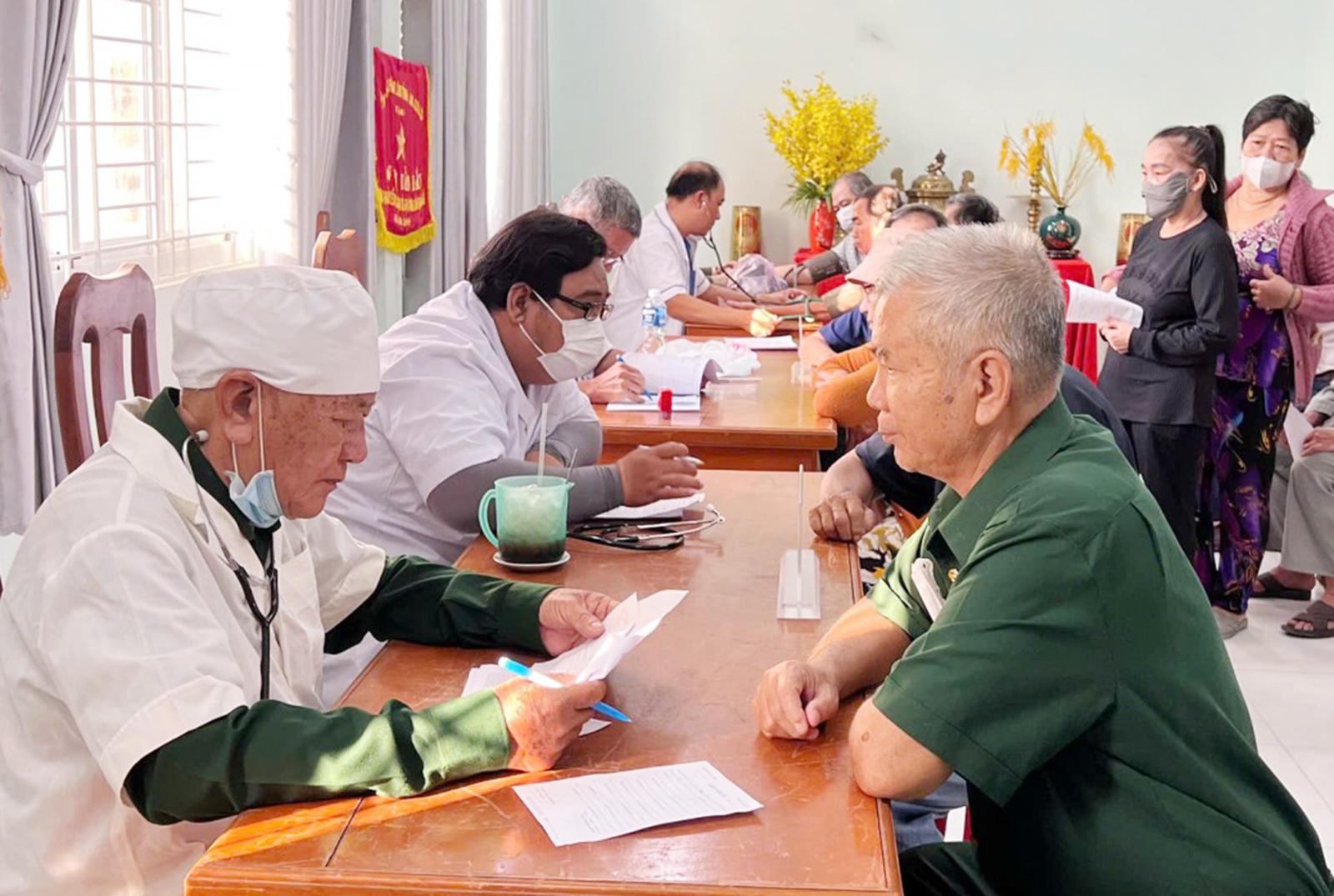 Tặng qu&agrave; v&agrave; kh&aacute;m chữa bệnh cho người d&acirc;n địa phương 