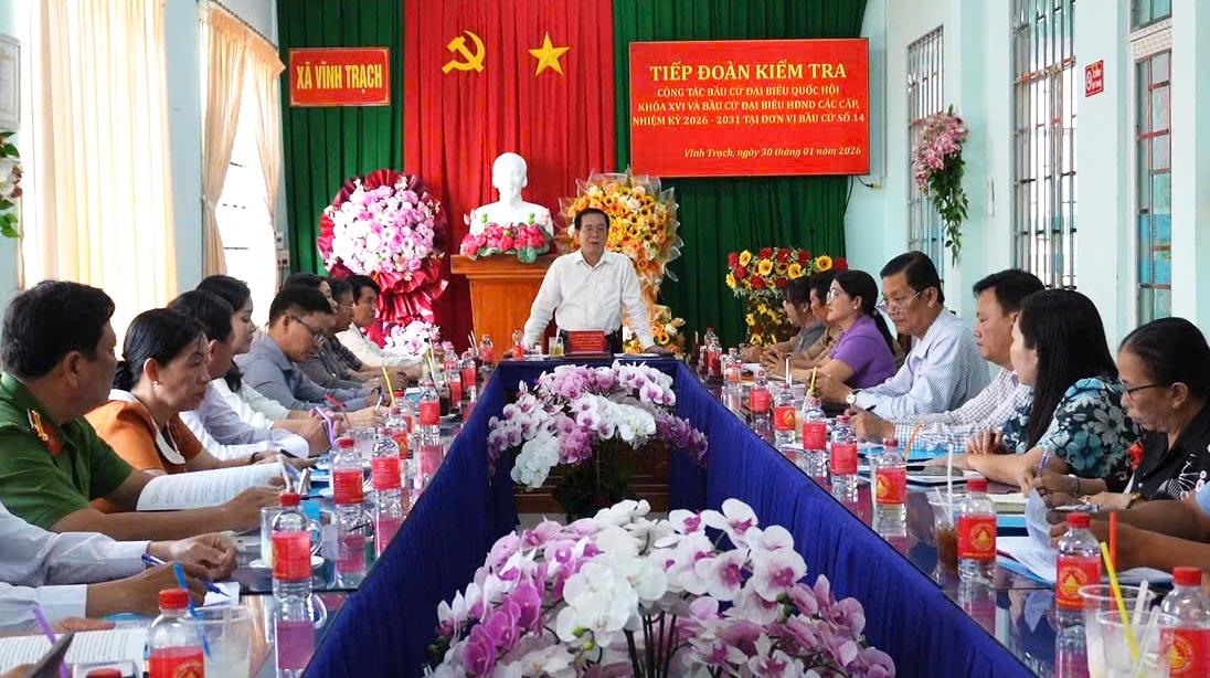 Trưởng ban Tổ chức Tỉnh ủy An Giang Phạm Hoàng Nam kiểm tra công tác chuẩn bị bầu cử tại xã Vĩnh Trạch