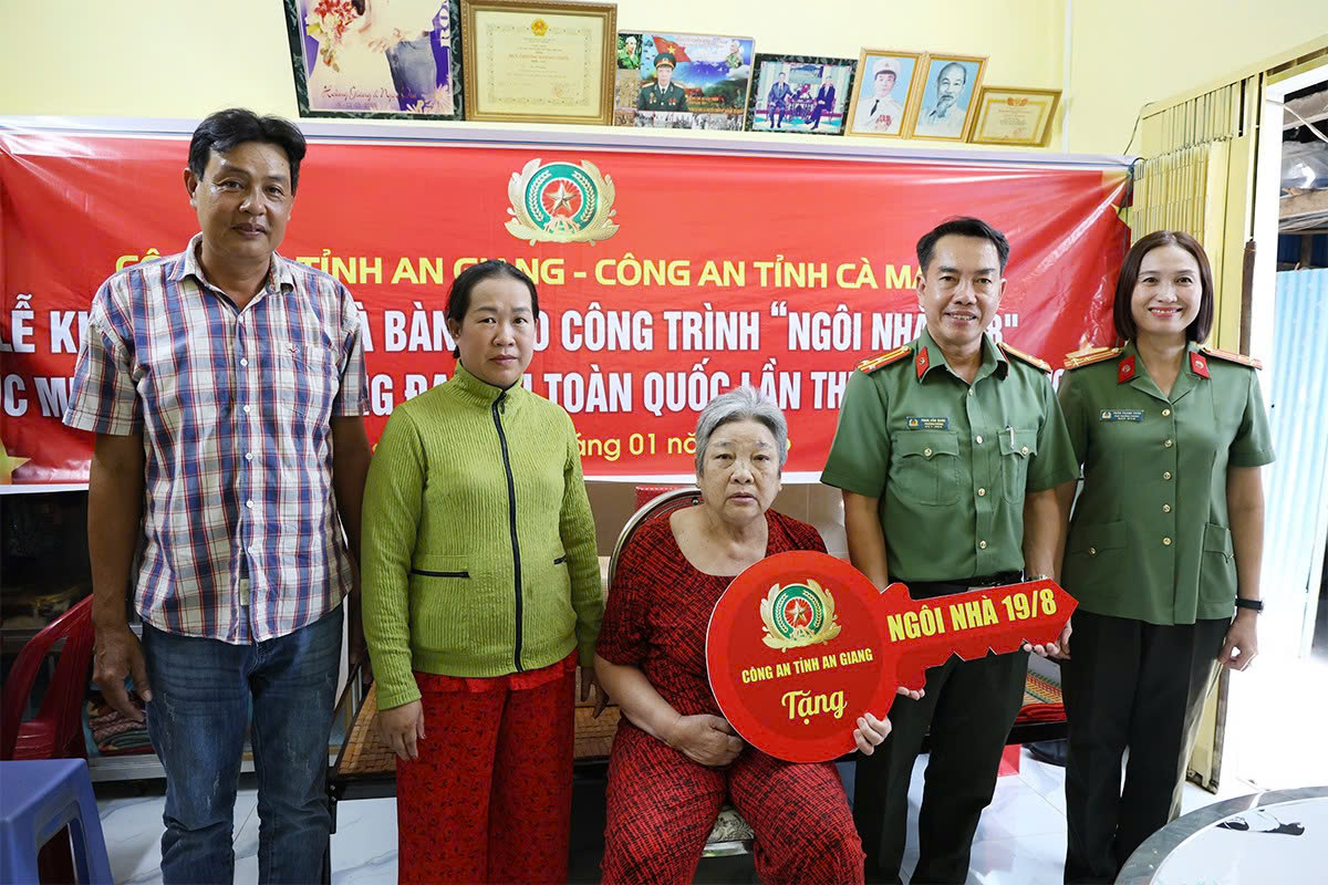 L&atilde;nh đạo Ph&ograve;ng C&ocirc;ng t&aacute;c ch&iacute;nh trị C&ocirc;ng an 2 tỉnh An Giang v&agrave; C&agrave; Mau trao nh&agrave; cho gia đ&igrave;nh b&agrave; Đặng Kim Em