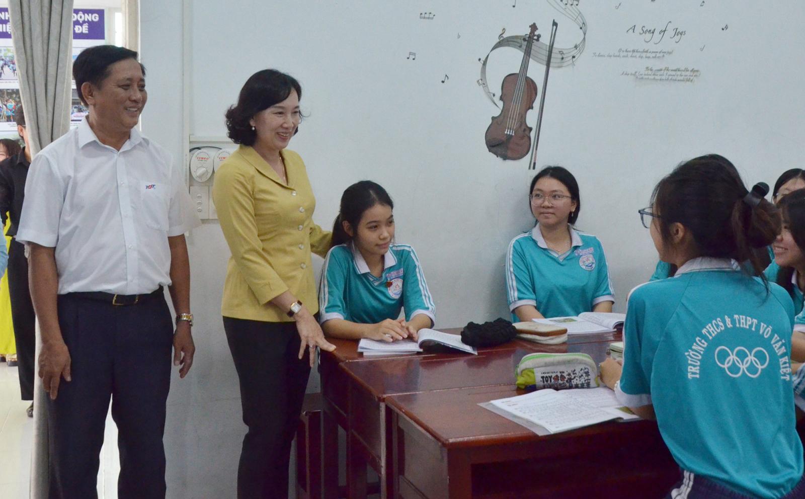 Phó Chủ tịch UBND tỉnh An Giang chúc mừng Ngày Nhà giáo Việt Nam