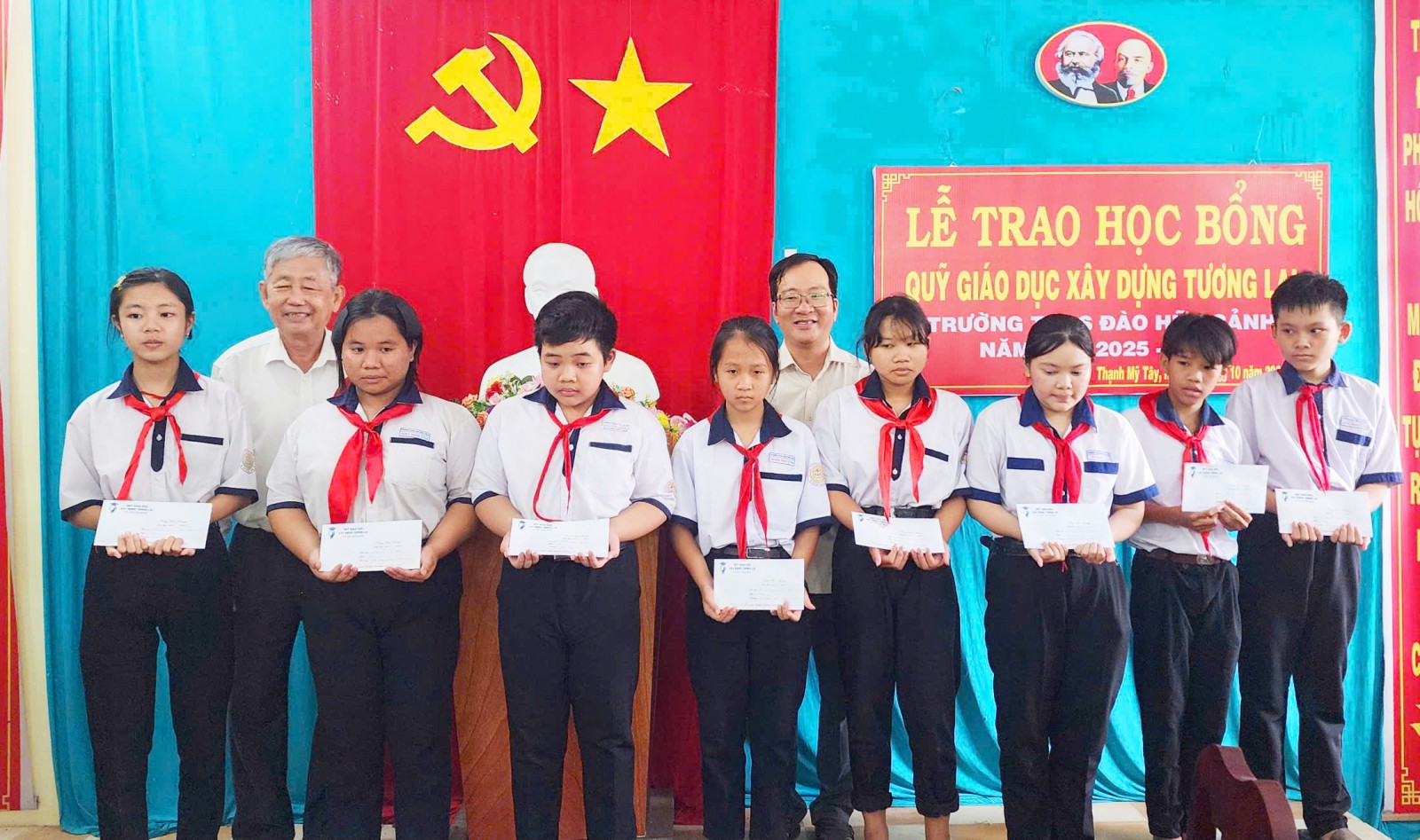 Trao học bổng cho 25 học sinh xã Thạnh Mỹ Tây