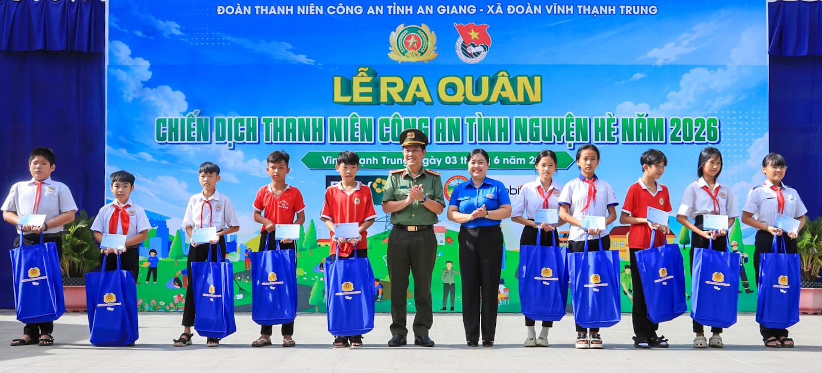 Ra quân Chiến dịch Đại tá Lê Phú Thạnh Phó Giám đốc Công an tỉnh và Thị Phương Hồng Phó Bí thư Thường trực Tỉnh đoàn tặng học bổng cho các học sinh xã Vĩnh Thạnh Trung