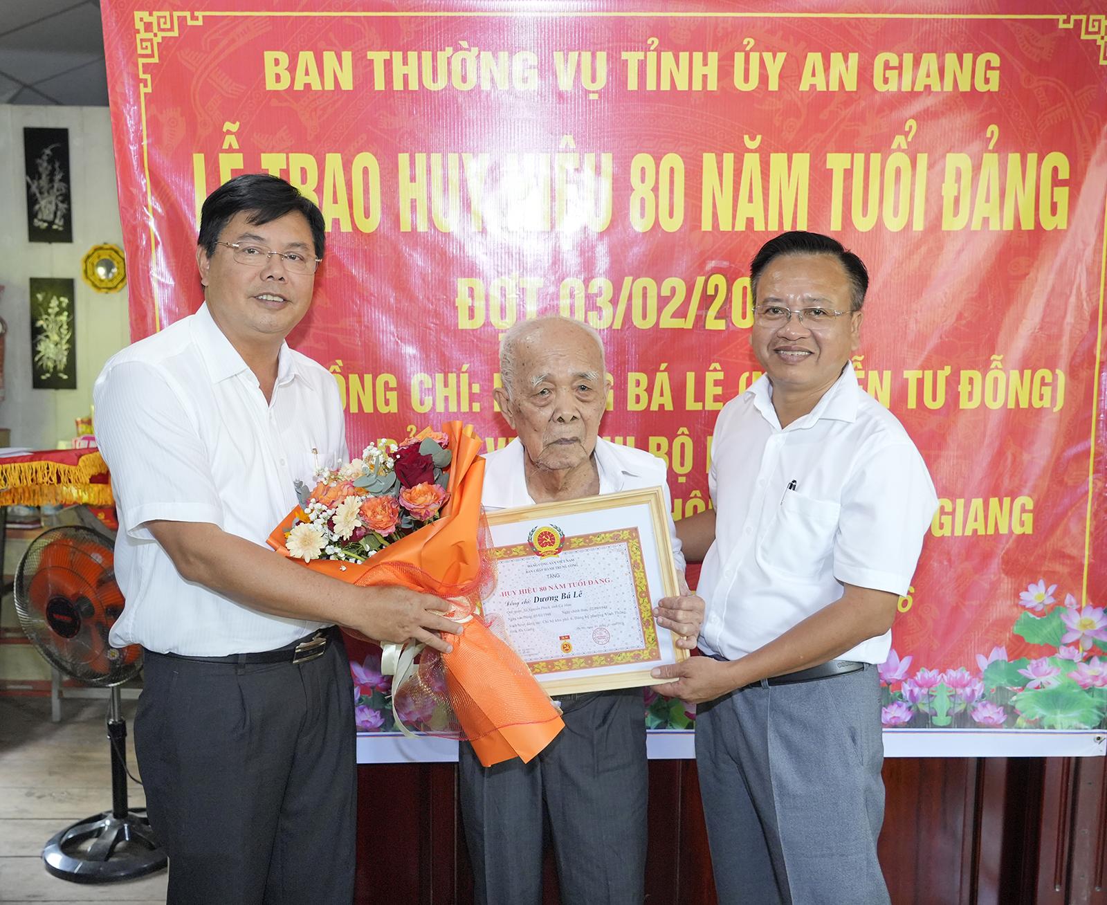 Bí thư Tỉnh ủy An Giang Nguyễn Tiến Hải trao tặng Huy hiệu 80 năm tuổi Đảng tại nhà cho đảng viên lão thành