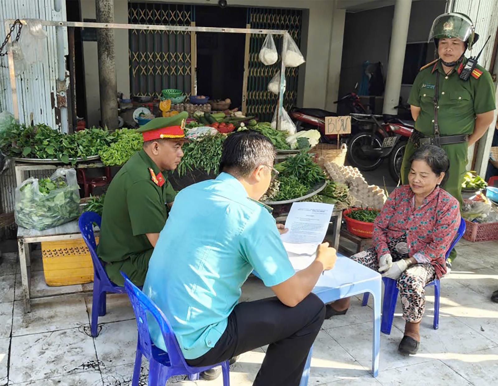 Ra quân lập lại trật tự đô thị trên địa bàn phường Rạch Giá Lực lượng nhắc nhỡ và cho người dân thực hiện cam kết