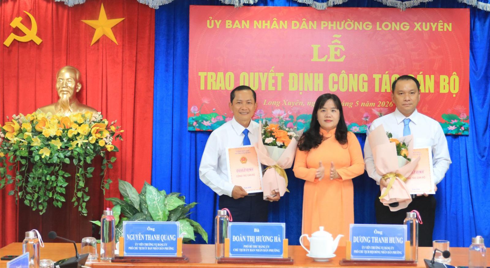 Phường Long Xuyên trao quyết định công tác cán bộ Chủ tịch UBND phường Long Xuyên Đoàn Thị Hương Hà trao Quyết định bổ nhiệm 2 lãnh đạo
