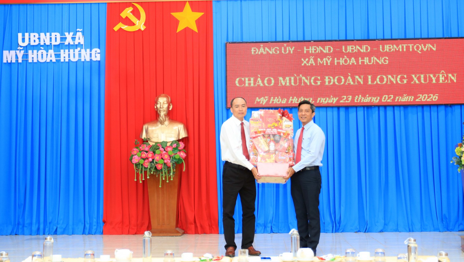 Bí thư Đảng ủy, Chủ tịch HĐND phường Lâm Quang Thi chúc Tết xã Mỹ Hòa Hưng