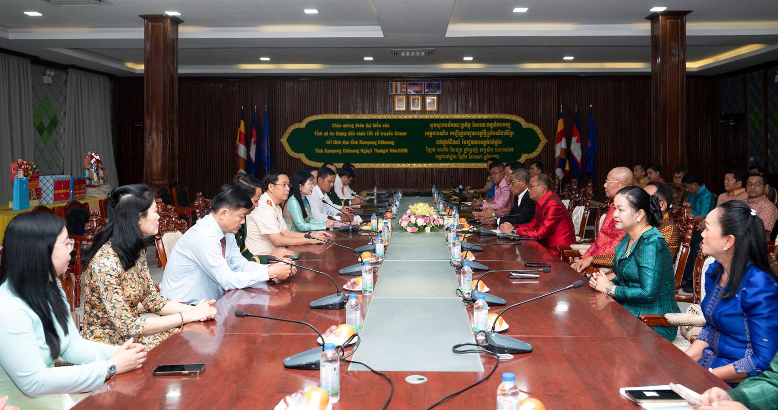 Phó Bí thư Tỉnh ủy, Chủ tịch Ủy ban MTTQ Việt Nam tỉnh An Giang Trần Thị Thanh Hương chúc tết Chôl Chnăm Thmây tại tỉnh Kampong Chhnang